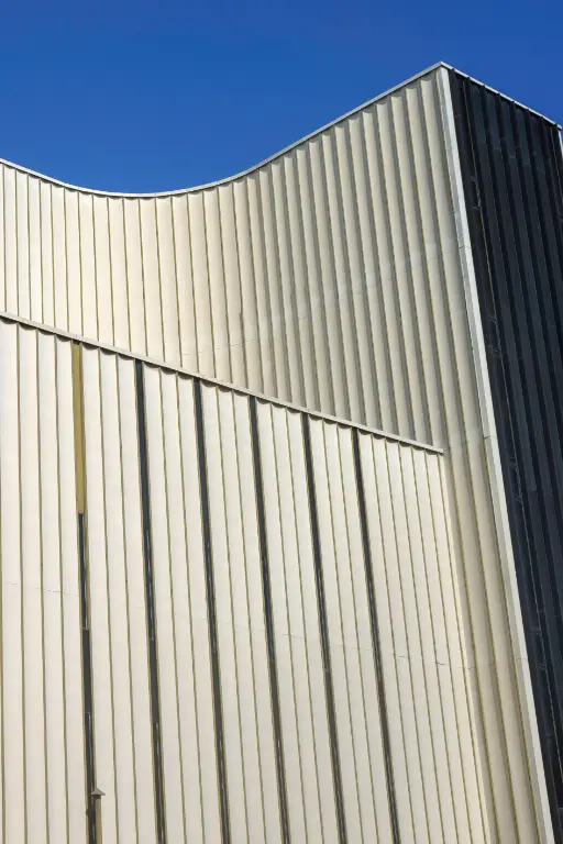 bardage batiment commercial Architecture moderne avec façade en métal ondulé